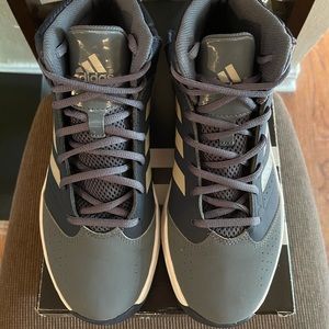 Adidas Men’s 7.5 Women’s 9.5